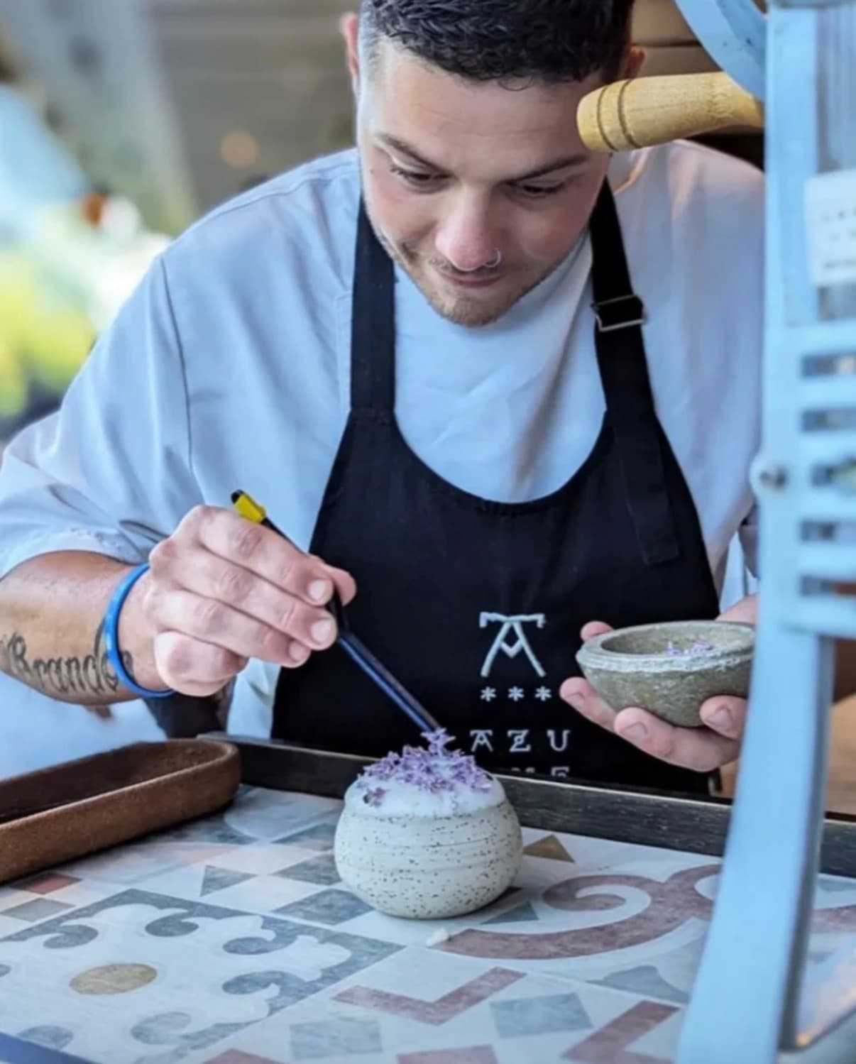 Nicholas che prepara un piatto